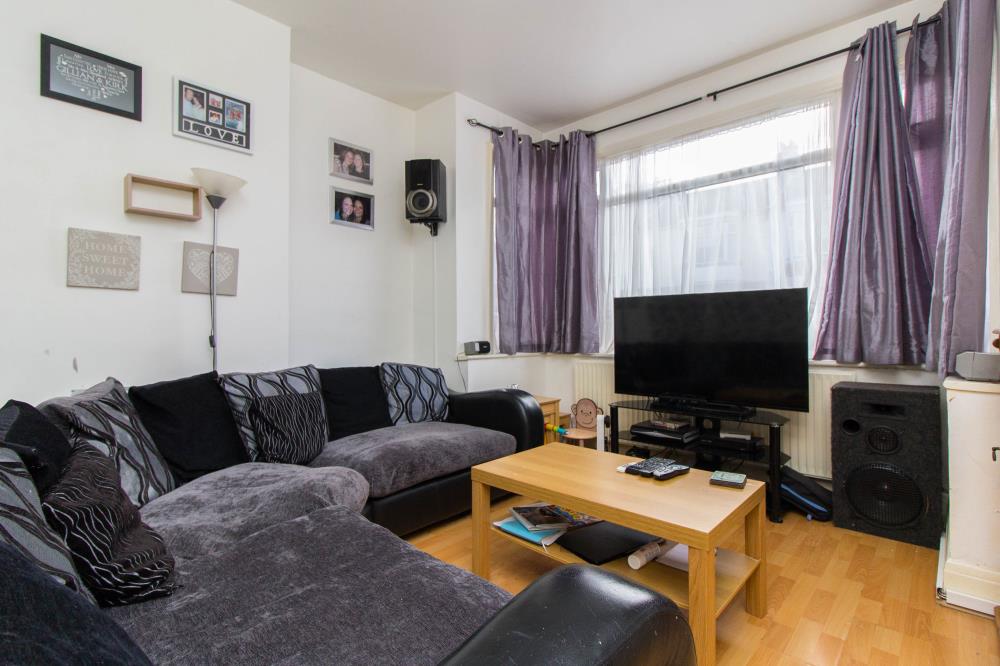 One bedroom Ground floor flat with large rear garden on ...