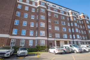 Photo of * SEA VIEWS AND ALLOCATED PARKING * Broadway West, Leigh-on-Sea